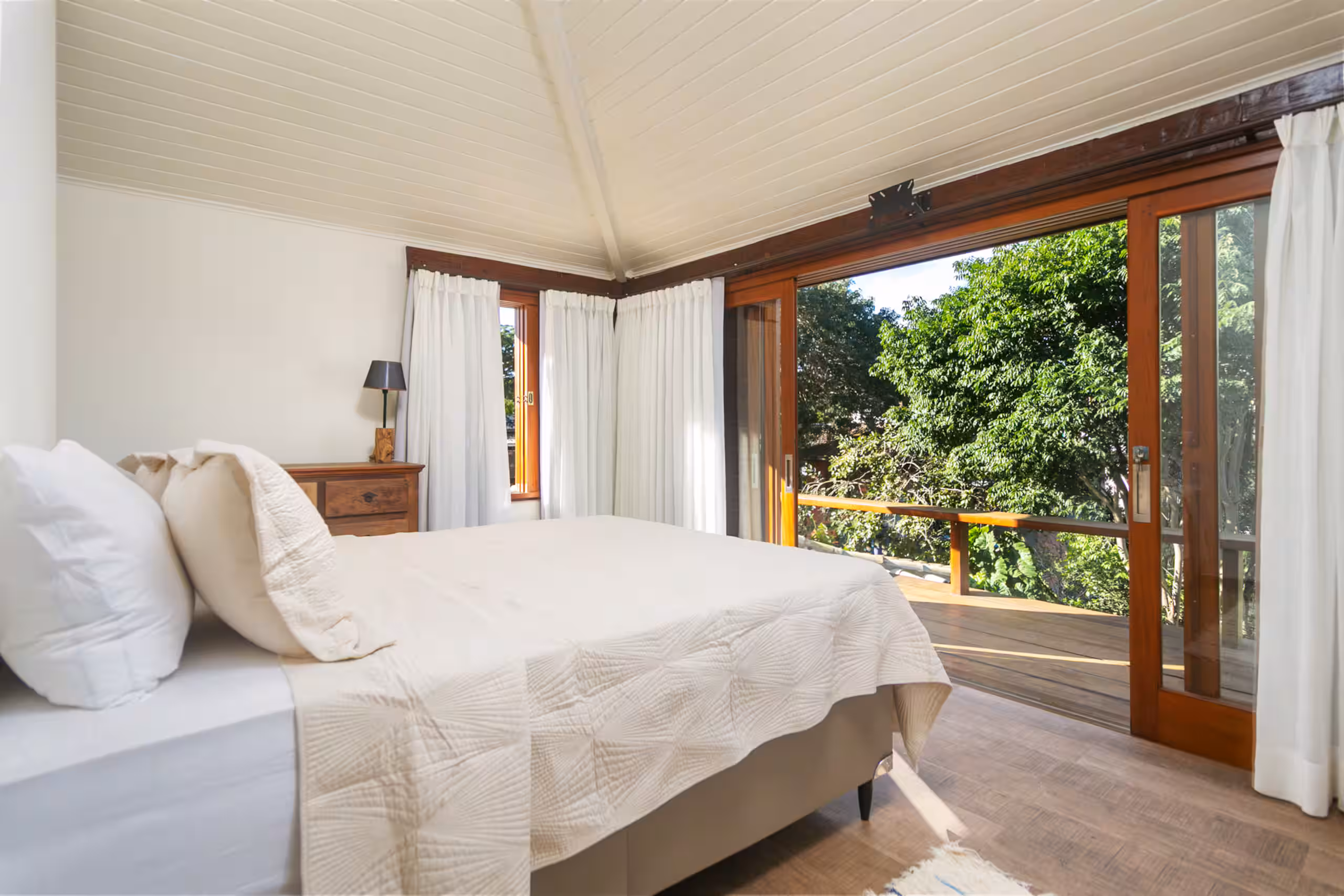 Quarto de casal com abertura para a área externa